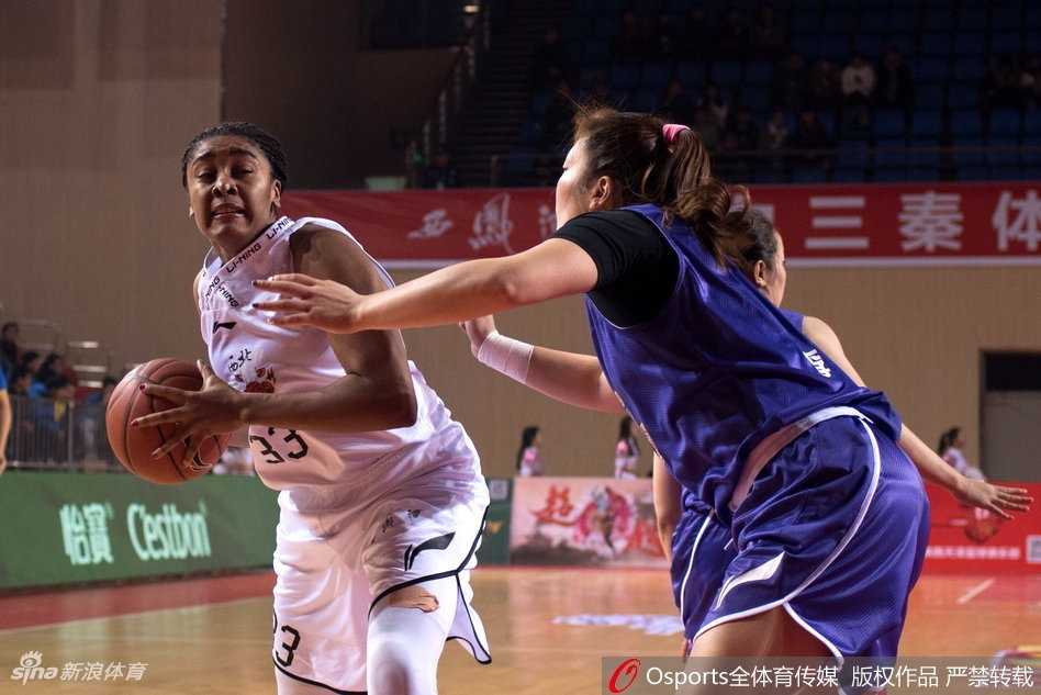 籃下激烈的卡位戰，陝西隊安靜(右)與沈部內線悍將為了球權互不相讓，肌肉對抗迸發出巾幗不讓須眉的火花。