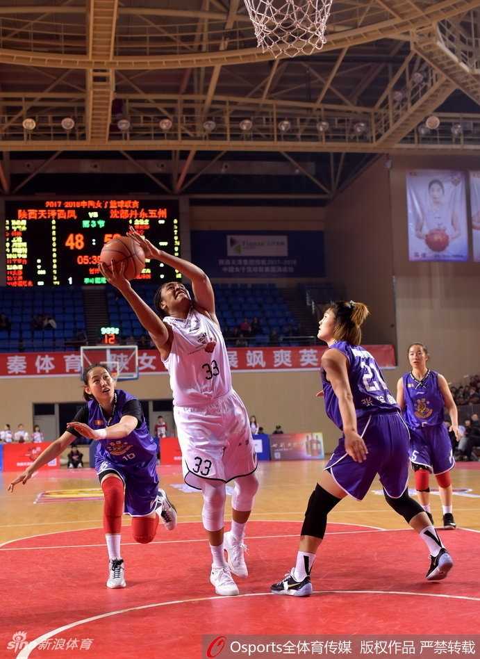 主场作战的陕西女篮将士们眼神坚毅，她们在寒风中身着红衣，宛如燃烧的烈焰，誓要在球迷面前捍卫主场荣耀。