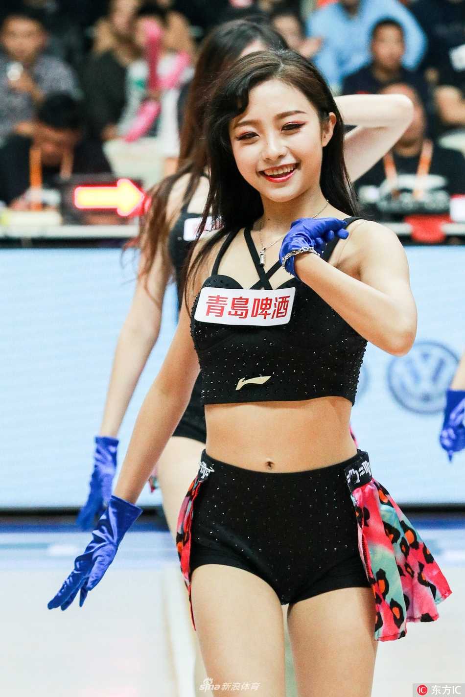 表演结束后，啦啦队成员们在场上向观众致意。温柔的顶光勾勒出她们甜美的侧脸，手中蓝色的花球如同夜空中闪烁的星辰。这一刻，汗水与笑容交织，她们不仅是比赛的点缀，更是这个夜晚当之无愧的主角之一，将二次元的暖意留在了每一个人的心间。