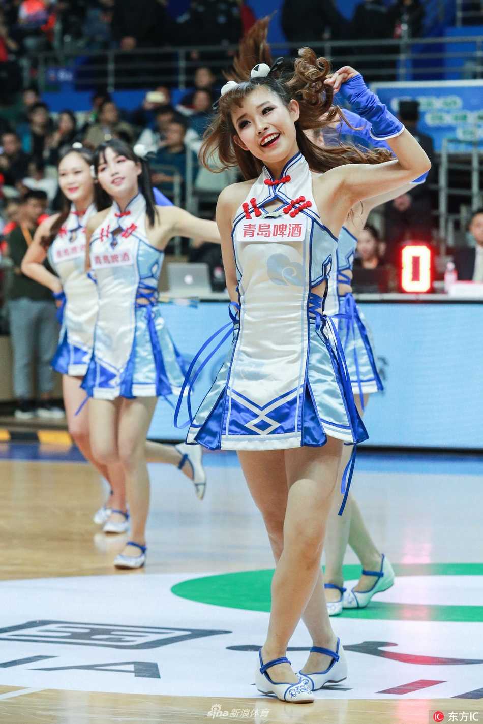 在绚烂的紫色灯光下，啦啦队成员们摆出了一个充满活力的 ending pose。她们的发丝在空中飞扬，眼神坚定而明亮，仿佛在告诉所有观众：这里不仅是篮球的战场，也是青春与梦想绽放的舞台。每一个定格都像是一张精美的动漫插画。