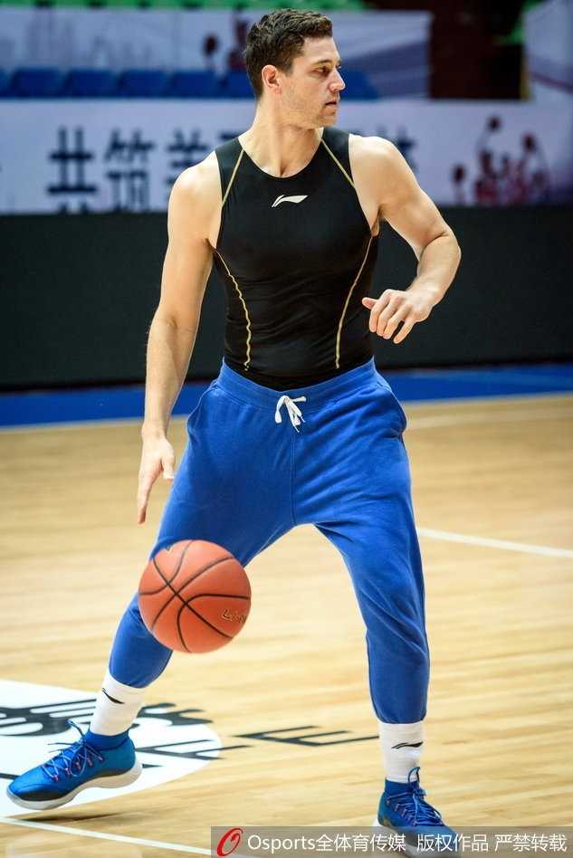 训练结束，明纳拉斯认真聆听教练组讲解，强壮的手臂线条和花臂纹身构成了场边一道独特的风景。