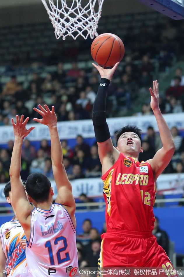 罗汉琛在人群中穿梭，用一个漂亮的假动作晃开防守，抛出的篮球越过李慕豪的长臂，轻柔地掉入篮筐。