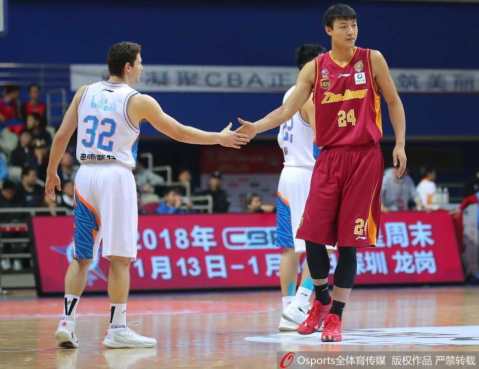 上海队外援“寂寞大神”弗雷戴特迎着防守人高高跃起，出手三分，他的眼神如鹰隼般锐利，皮球脱手而出，全场目光都聚焦在这道决定命运的弧线上