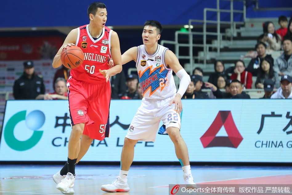 上海队曾文鼎外线发炮，三分球如利箭般穿透篮网，为球队吹响反击号角。