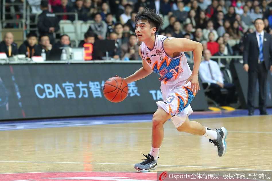 张兆旭面露无奈，在吃到第六次犯规后不得不离场，他的下场成为了比赛局势的转折点。