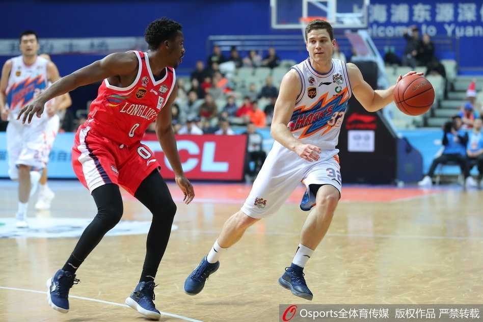 广州队外援克里斯顿如尖刀般撕开防线，他在上海内线群中闪转腾挪，完成了一次高难度的上篮。