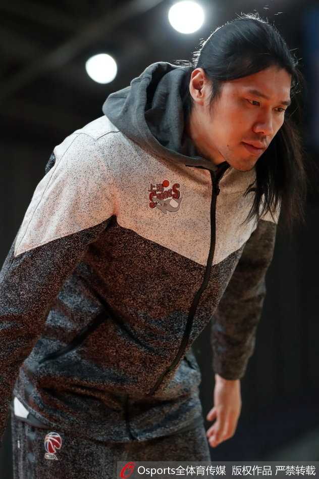 球员们围成一圈，手臂互相搭在一起，正在齐声高喊口号鼓舞士气。