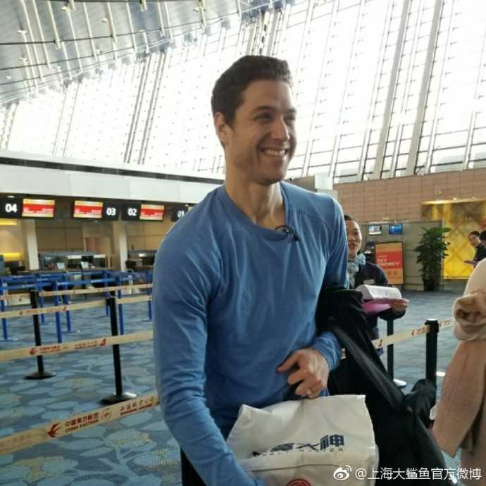 弗雷戴特单手拖着巨大的黑色行李箱，背包上挂着可爱的玩偶，他低头查看手机，似乎在临行前最后感受着上海的信息与温度