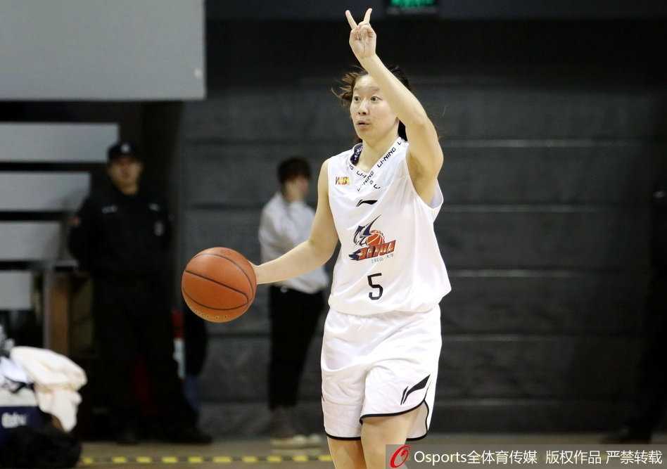 上海队核心斯图尔特在篮下以一敌二，凭借出色的身体素质强硬摘下前场篮板，眼神中充满对胜利的渴望