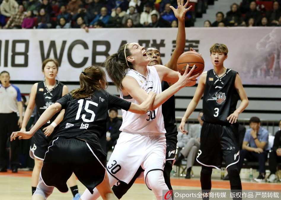 终场哨响，上海女篮的球员们在中圈围成一圈，击掌相庆这场年终收官战的重要胜利，脸上洋溢着自信的笑容