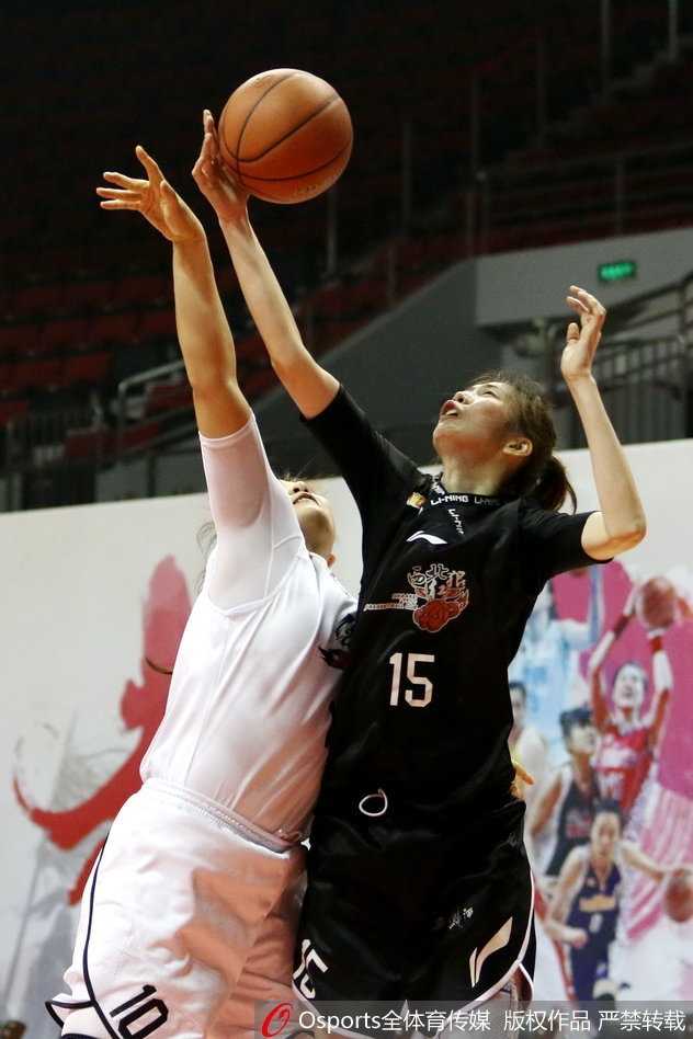 上海队后卫申彬彬运球突破，犹如利刃一般切开陕西队的联防，她的组织串联是球队进攻流畅运转的保障