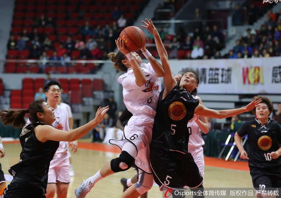 上海队球员黄靖带球突破，遭遇山东队两人包夹防守，双方身体对抗激烈，球鞋与地板摩擦声仿佛能穿透画面。