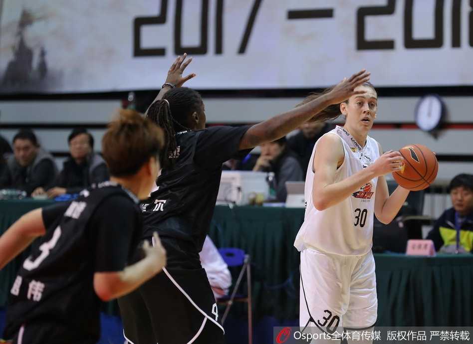 山东队姬晓跳投三分出手瞬间，皮球在空中划出优美弧线，场边的上海队教练郑志龙神情严峻。