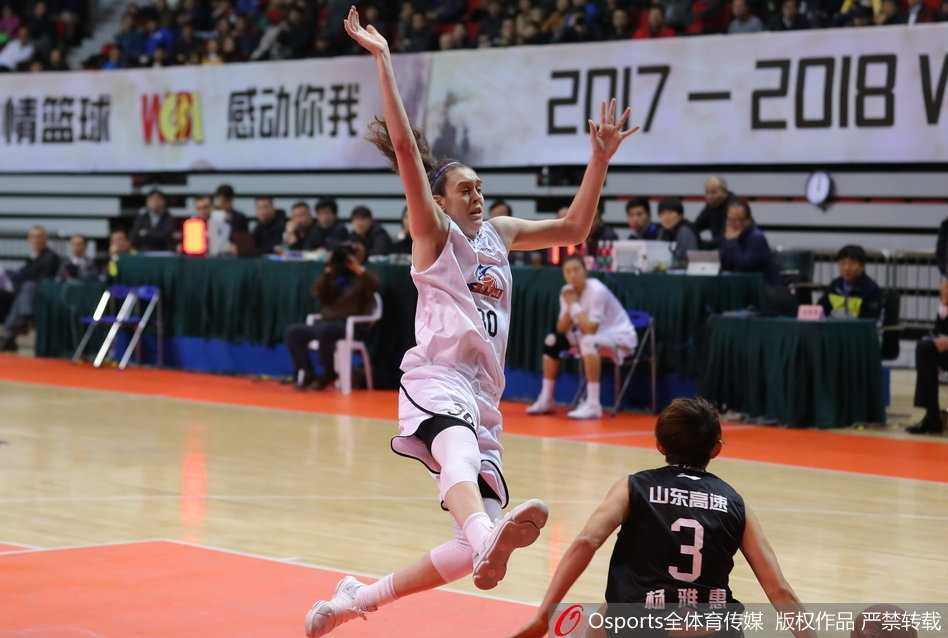 上海队外援斯图尔特高高跃起摘下篮板，眼神坚定，试图在山东队重重包围中为球队寻找机会。