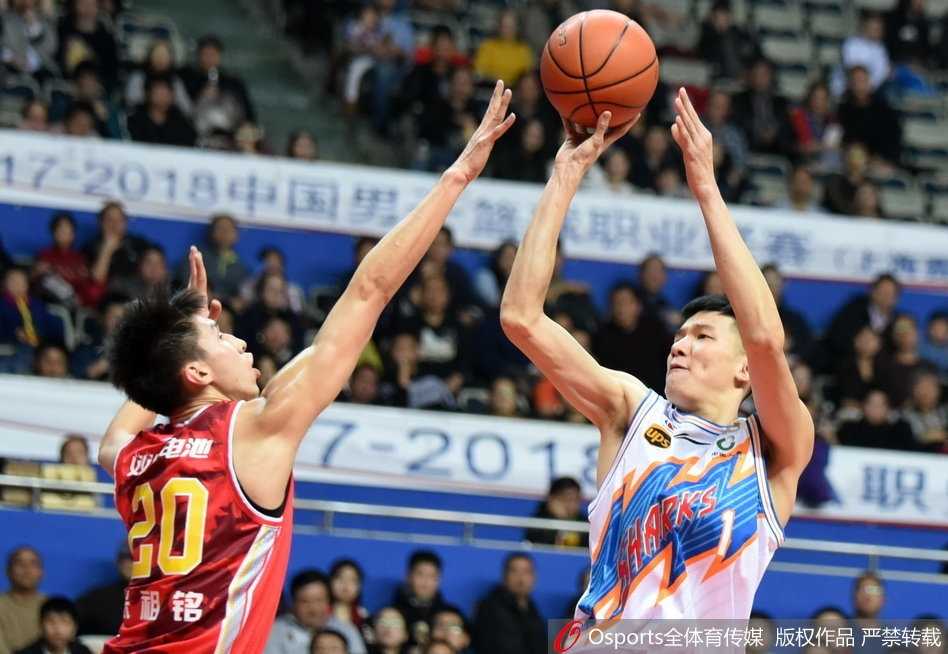 上海滩三分雨倾盆而下,八一众将饮恨源深体育馆 上海队外援明纳拉斯在八一队内线完成一记势大力沉的单手劈扣,他整个人悬挂在篮筐之上,对手的防守球员只能无奈地仰头观望。