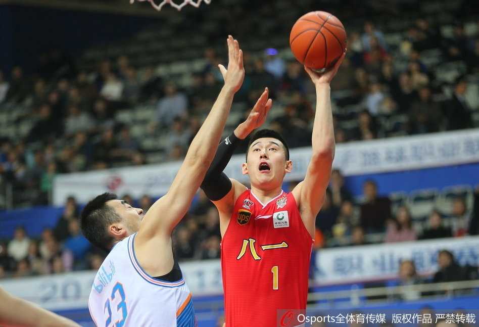 上海滩三分雨倾盆而下,八一众将饮恨源深体育馆 “寂寞大神”弗雷戴特在命中一记超远三分后,右手高高举起做出三分手势,嘴角微微上扬,眼神中透着不可阻挡的自信与冷峻。