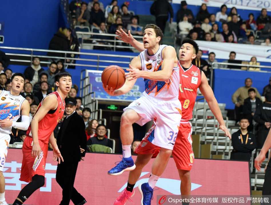 上海滩三分雨倾盆而下,八一众将饮恨源深体育馆 八一队内线悍将付豪在三人合围之下强行起跳上篮,他肌肉紧绷,眼神坚毅,在空中与上海队的防守球员形成激烈的对抗。