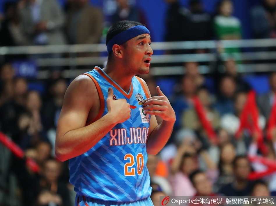新疆飞虎核心亚当斯如闪电般突破上海队的双人包夹，眼神坚定，寻找着上篮或传球的致命一击