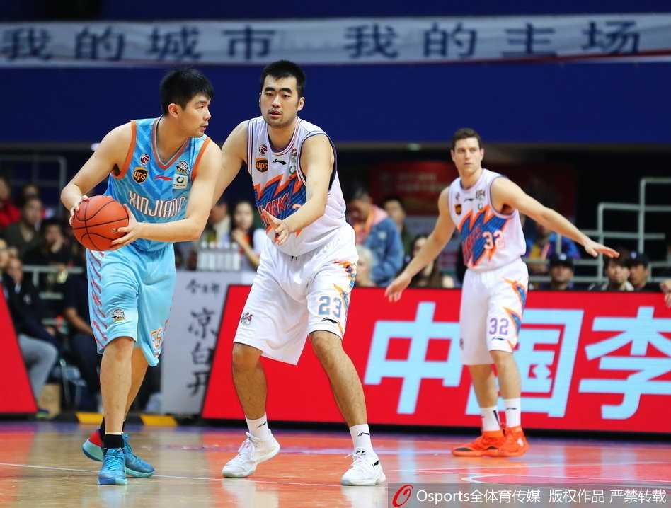 上海队精神领袖弗雷戴特摆脱防守，用标志性的抛投完成进攻，篮球越过新疆队球员的指尖