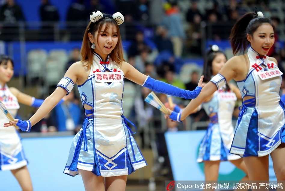 表演进行时，女孩手中的彩球化作一道道彩虹弧线，她踮起脚尖，脸上洋溢着自信而纯真的微笑，仿佛此刻整个世界都是她的游乐园。