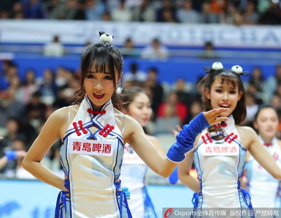 上海滩的激情脉搏:篮球宝贝的热舞与这座城市的蓝色荣耀 比赛暂停的间隙,整个球场都属于这些舞动的精灵。她们整齐划一的动作和灿烂的笑容,让紧张的气氛瞬间被欢快的节奏取代。