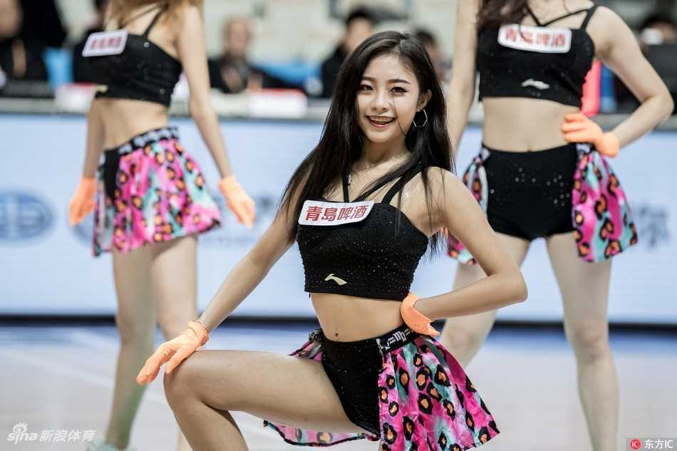 上海滩的甜美火力:大鲨鱼啦啦队主场热舞燃爆源深 上海啦啦队宝贝们身着亮黄色短裙,在球场中央排开整齐队形,她们高扎马尾,随着动感音乐跃起,修长身姿与灿烂笑容如同冬日暖阳,瞬间点燃了源深体育馆的激情。