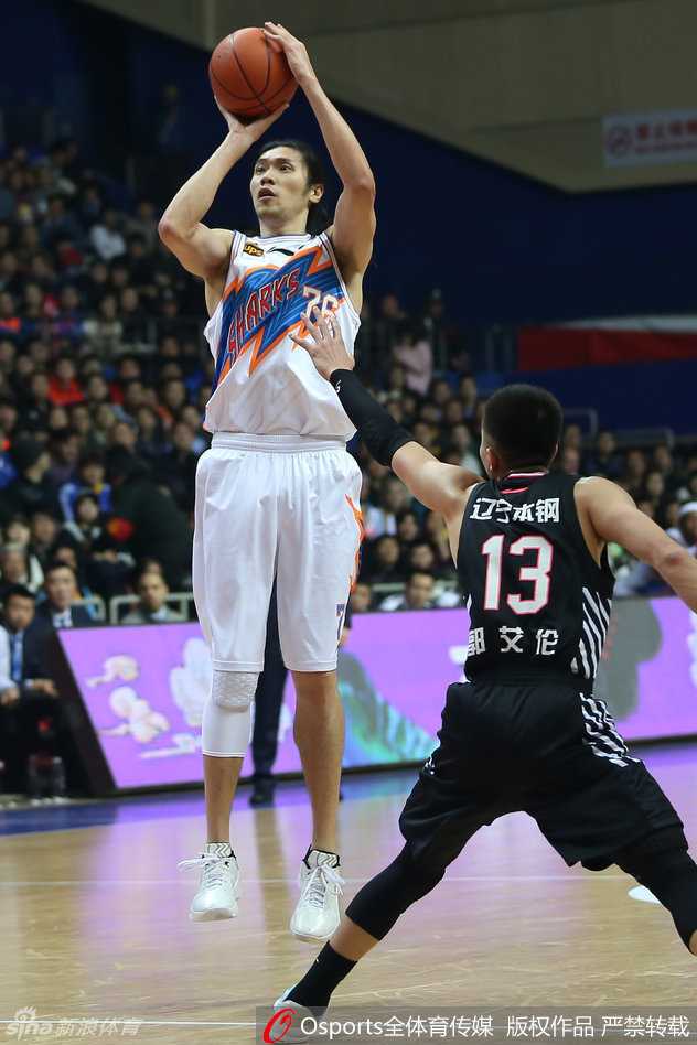 上海滩逆转之王!弗神伤退群狼奋起,亚布塞莱以一敌四上演史诗级双杀 亚布塞莱在辽宁四人合围下如困兽般强硬起跳,虽然深陷包围圈却毫无惧色,将力量与对抗的美学展现得淋漓尽致。