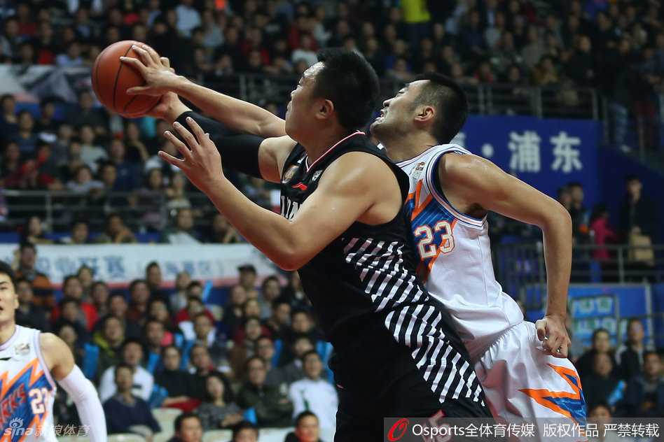 上海滩逆转之王!弗神伤退群狼奋起,亚布塞莱以一敌四上演史诗级双杀 孤胆英雄亚布塞莱扛着辽宁队的多人围剿,以万夫不当之勇强行将球送入篮筐,完美的诠释了篮球场上的一往无前。