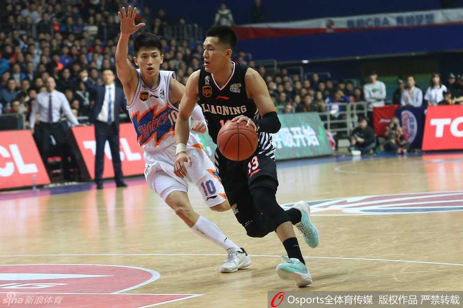 上海滩逆转之王!弗神伤退群狼奋起,亚布塞莱以一敌四上演史诗级双杀 辽宁核心郭艾伦如猎豹般贴防上海队刘晓宇,眼神交汇间火光四溅,这是顶级控卫之间意志与技术的直接对话。