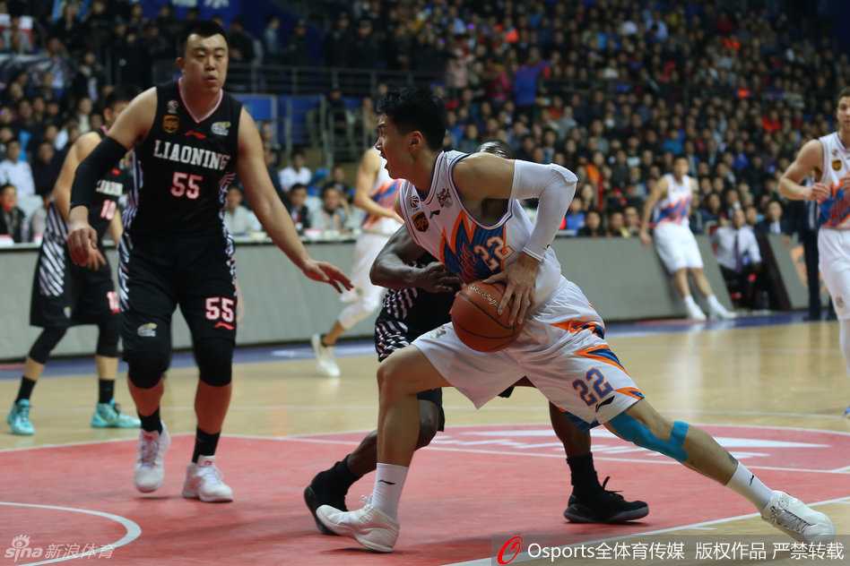 上海滩逆转之王!弗神伤退群狼奋起,亚布塞莱以一敌四上演史诗级双杀 辽宁队中锋张兆旭高位跳投出手,篮球划过一道完美的弧线,这一球承载着反超比分的重任,显得格外关键。
