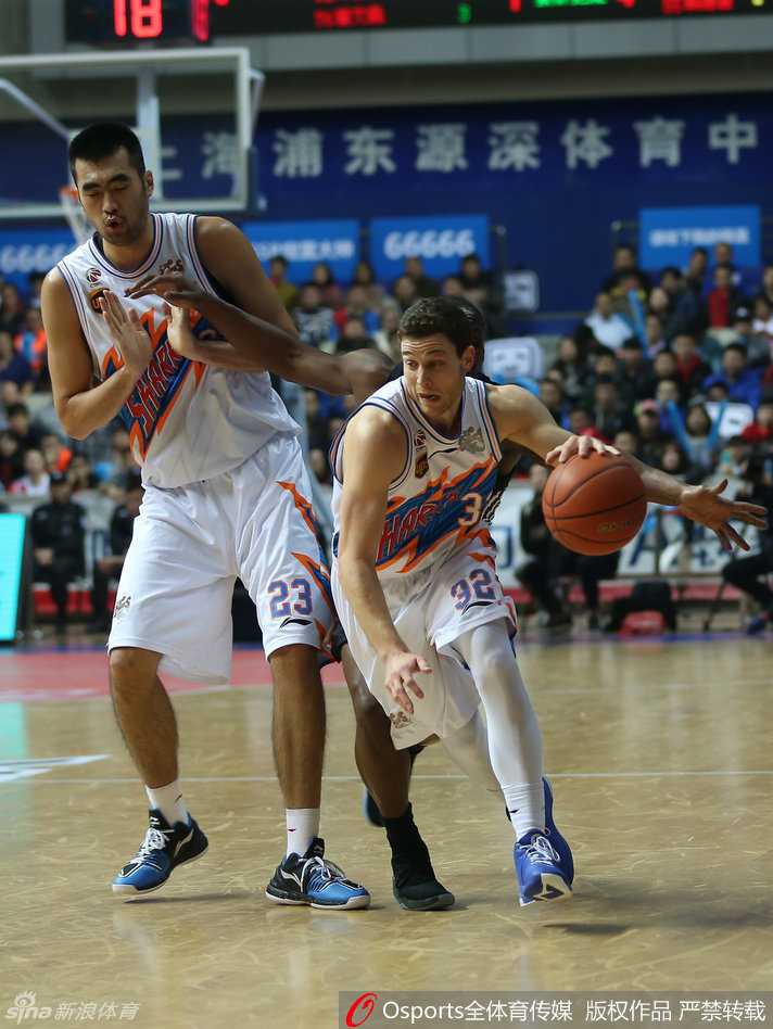 上海滩逆转之王!弗神伤退群狼奋起,亚布塞莱以一敌四上演史诗级双杀 上海队核心弗雷戴特场边凝神观察场上局势,虽因伤无法出战,但他的心与队友同在,眼神中满是期待与信任。