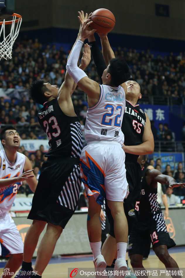 上海滩逆转之王!弗神伤退群狼奋起,亚布塞莱以一敌四上演史诗级双杀 辽宁队外援弗雷戴特持球观察场上瞬息万变的局势,他正在寻找队友的跑位,试图撕裂上海队的防线。