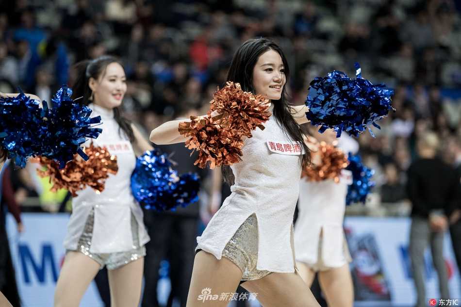上海男篮啦啦队:赛场上跃动的青春风暴,清纯与妩媚共舞 伴随着动感的音乐,啦啦队队员们尽情释放魅力,舞蹈动作既有力度又不失柔美,展现了力与美的结合