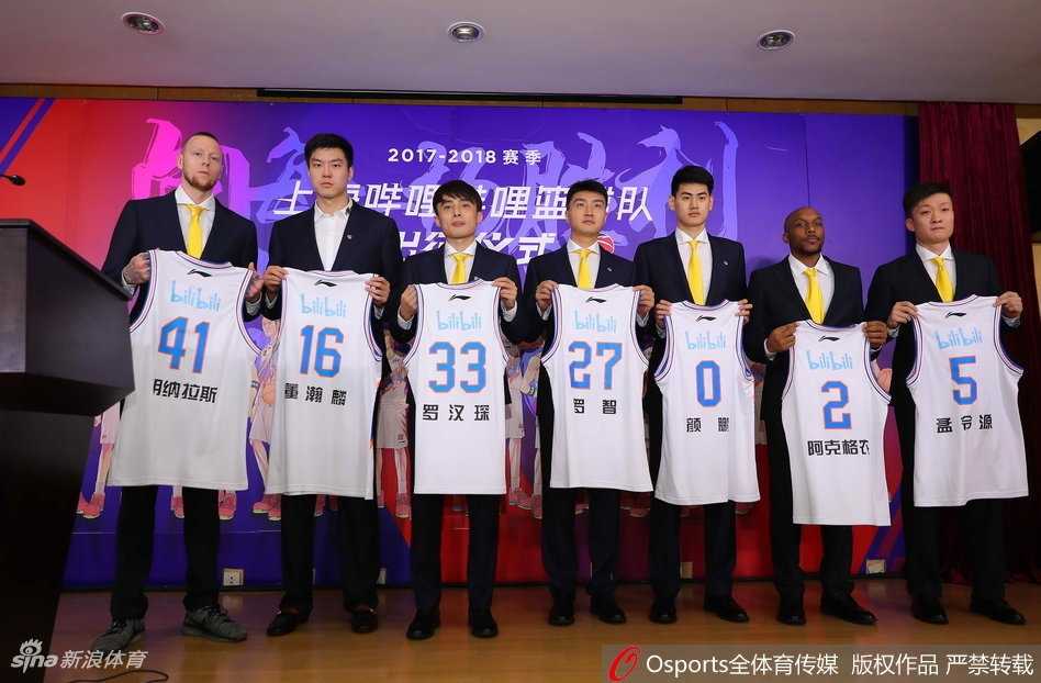 上海男篮的新外援明纳拉斯与队友董瀚麟在场边交谈，两人神情轻松，预示着新赛季的搭档将擦出不一样的火花。