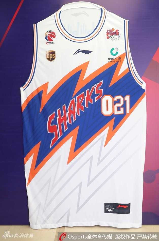 鲨鱼女郎们一改往日的劲歌热舞，随着B站神曲跳起了欢快的“应援舞”，充满活力的舞步和甜美的笑容，为硬朗的篮球赛场增添了一抹亮丽的青春色彩。