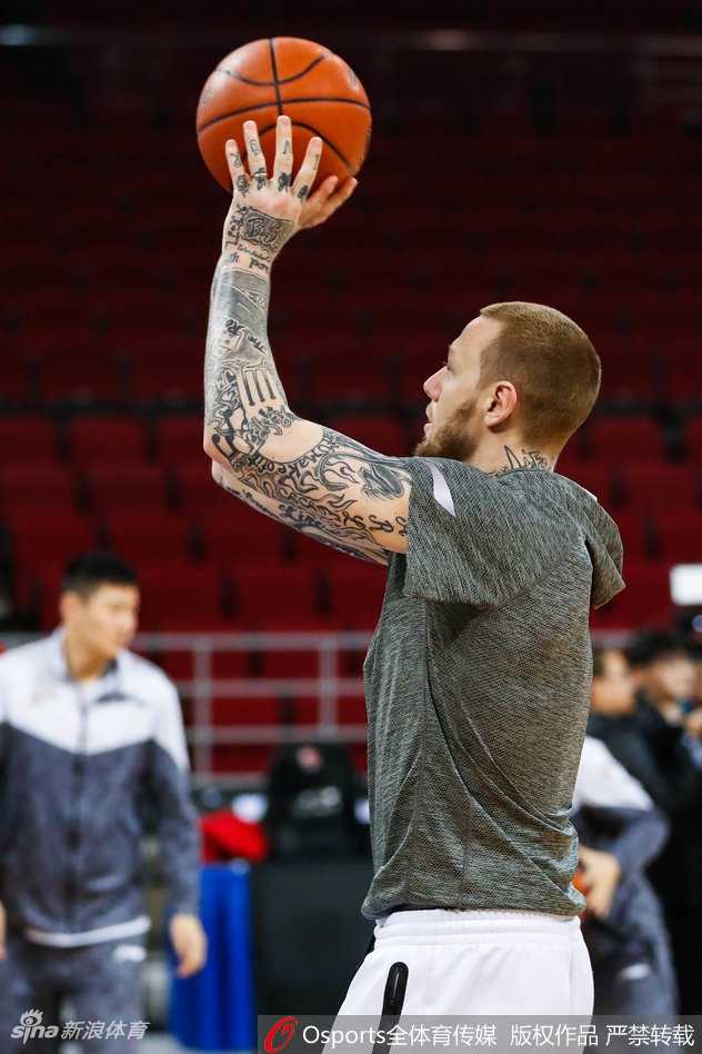上海男篮生死战前五棵松最后一练 众将盼奇迹 张兆旭在篮下用一次标准的勾手动作完成投篮,身高臂展的优势尽显无遗,作为球队的擎天白玉柱,他将面对北京队内线的轮番冲击。