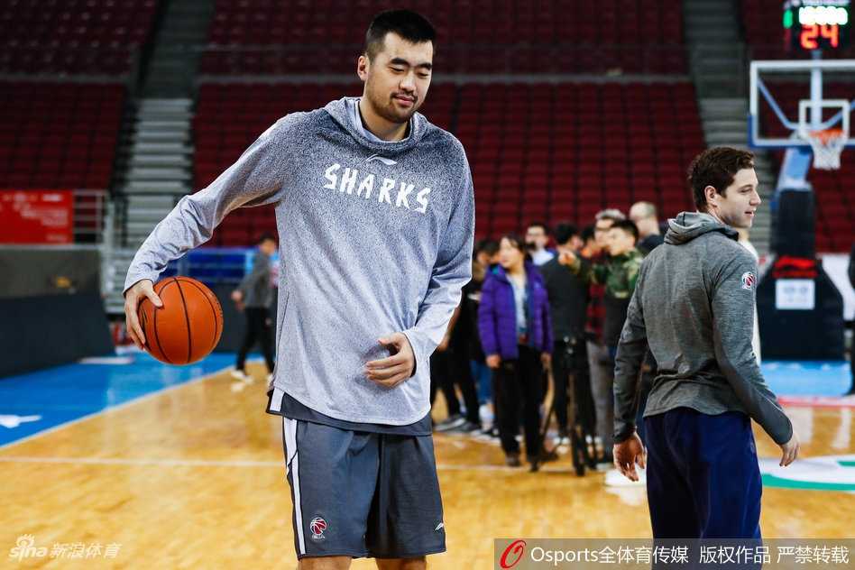 上海男篮生死战前五棵松最后一练 众将盼奇迹 赛前热身时,上海球员们表情严肃地进行着拉伸练习,肌肉线条在灯光下清晰可见,他们的身体和精神都已调整至最佳战斗状态。