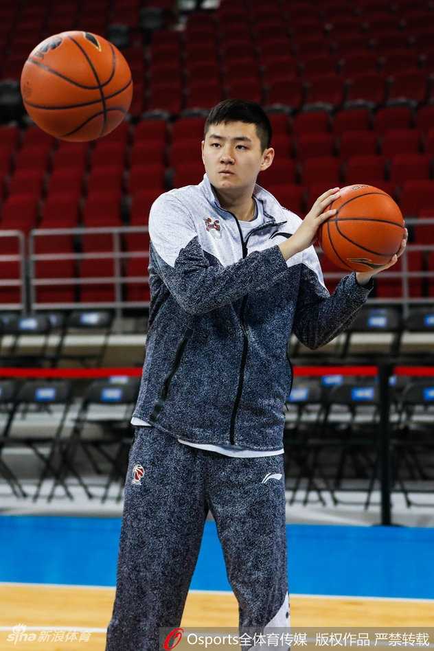 上海男篮生死战前五棵松最后一练 众将盼奇迹 在空荡的五棵松体育馆内,上海男篮将士们围成一圈,队长张兆旭挥臂高呼,鼓舞着即将奔赴战场的每一位兄弟。