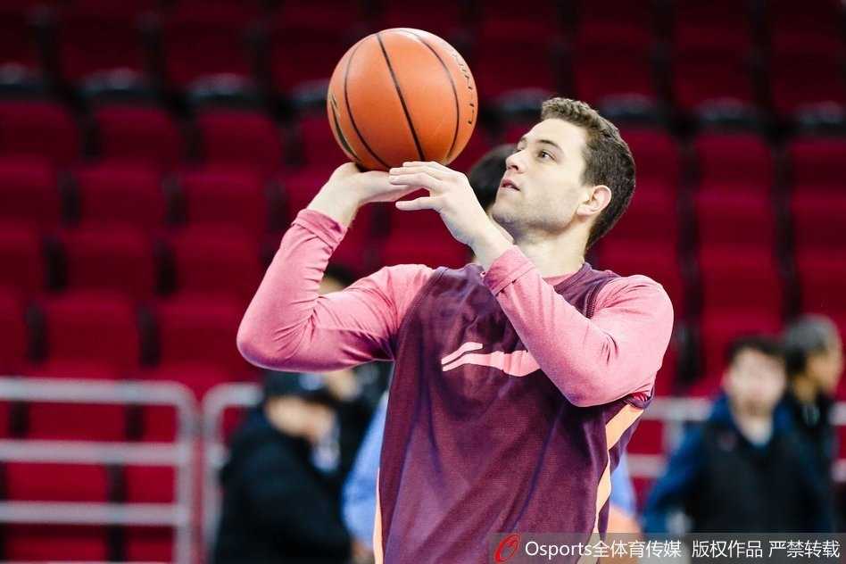 上海男篮蓄力新赛季 弗雷戴特率众志在突破 罗汉琛与蔡亮在训练间隙击掌鼓劲,眼神交汇中充满了对彼此的信任和对比赛的渴望。