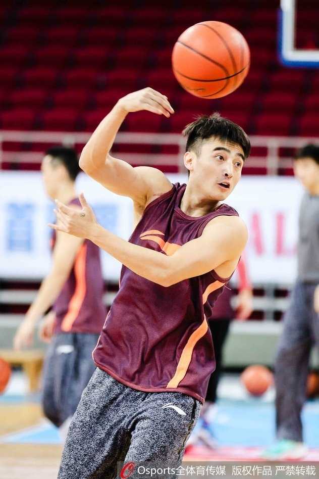 上海男篮蓄力新赛季 弗雷戴特率众志在突破 明纳拉斯背身单打,利用脚步晃开防守后勾手投篮,动作一气呵成,透露出欧洲内线的细腻技术。