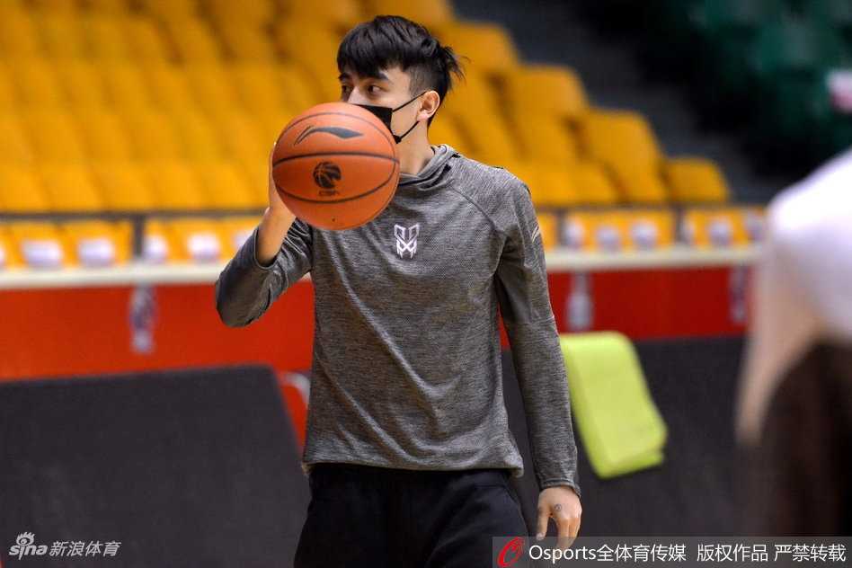 上海男篮迎来生死劫:齐鲁之战虽败,不屈斗志仍存季后赛希望 上海男篮将帅在赛前训练中围成一圈,教练刘鹏紧握战术板,目光坚毅地向球员们布置最后的防守策略,气氛紧张而专注。