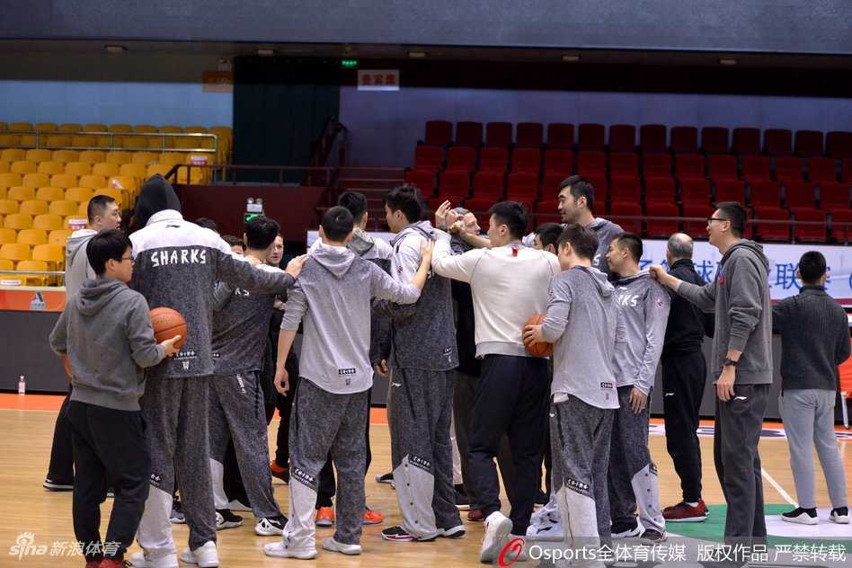 上海男篮迎来生死劫:齐鲁之战虽败,不屈斗志仍存季后赛希望 赛后,上海男篮球员们神情凝重地走回更衣室,背景是巨大的比分牌,92-117的数字显得格外刺眼,但球员的背影依然挺拔。