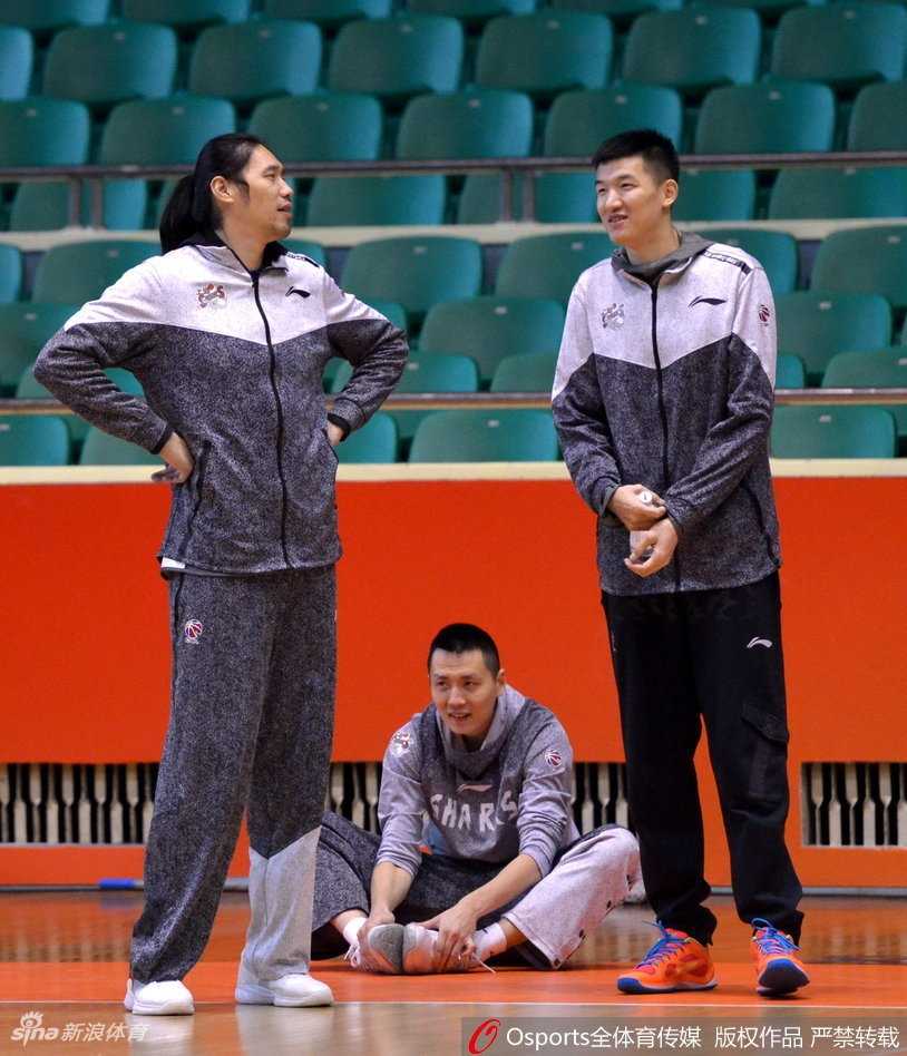 上海男篮迎来生死劫:齐鲁之战虽败,不屈斗志仍存季后赛希望 比赛中,弗雷戴特面对山东队睢冉的严防死守强行突破,两人手臂纠缠在一起,充满了火药味,再现了常规赛尾声的激烈竞争。