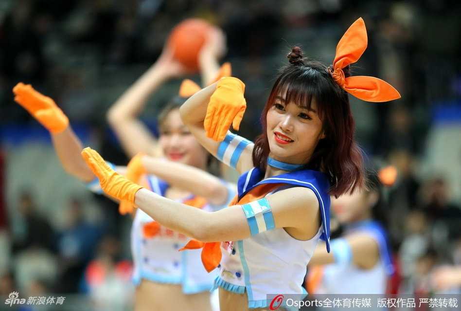 舞蹈动作定格瞬间，这位宝贝伸展手臂，笑容明媚而自信，充满活力的姿态完美诠释了现代篮球宝贝的青春风采，也为激烈的篮球赛增添了一抹柔美。