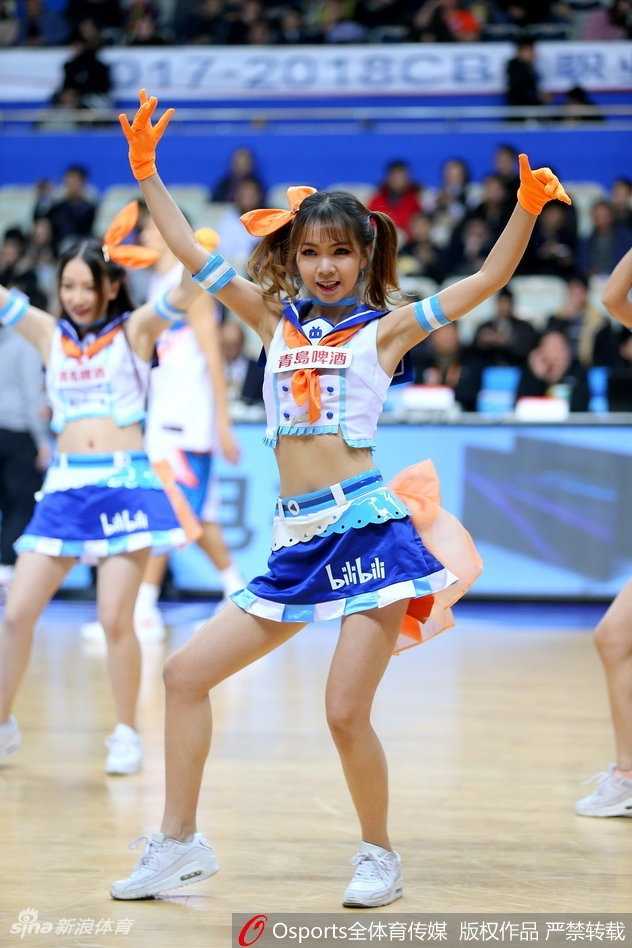 镜头拉近，这位篮球宝贝眼神灵动，比出可爱的剪刀手，蓝白主题的应援服和长筒袜充满了青春校园气息，与传统拉拉队的成熟风格截然不同。