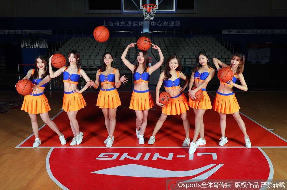 上海篮球宝贝闪耀寒冬,灵动舞姿点燃全明星周末前奏 全体篮球宝贝在表演结束后集体向观众致意,她们手拉手鞠躬感谢,背景的大屏幕上显示着CBA联赛的标识,现场气氛温馨而热烈。