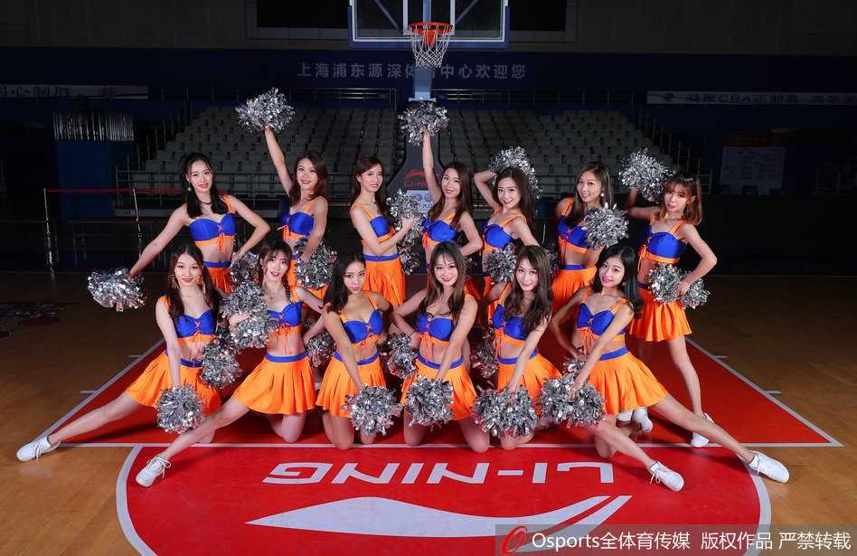 上海篮球宝贝闪耀寒冬,灵动舞姿点燃全明星周末前奏 镜头特写一位篮球宝贝的动人瞬间,她五官精致,眼神明亮且充满笑意,在赛场灯光的照耀下显得格外青春靓丽。