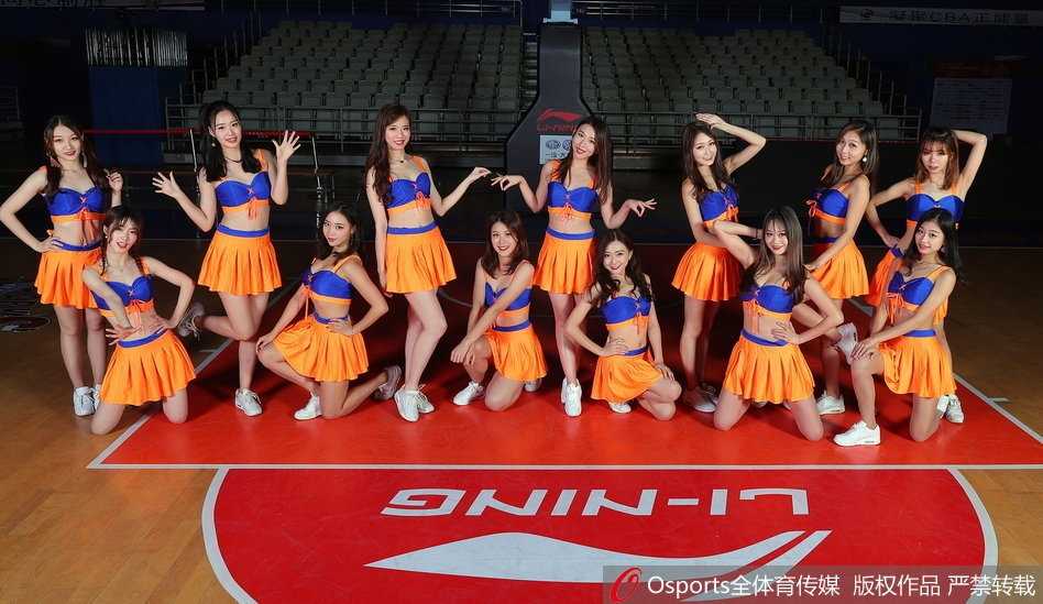 上海篮球宝贝闪耀寒冬,灵动舞姿点燃全明星周末前奏 多名篮球宝贝在场地中央围成一圈,伴随着动感音乐尽情舞动,她们的长发随着节奏飞扬,展现出极强的爆发力与舞台感染力。