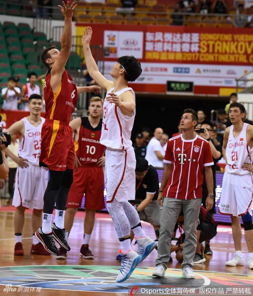 世界杯传奇“K神”跨界助阵斯坦科维奇杯 为男篮中德战开球 在万众瞩目下,克洛泽神情专注地将篮球高高抛起,为比赛跳球开球。他那标准的抛球动作,透露出这位全能运动天才良好的身体协调性。