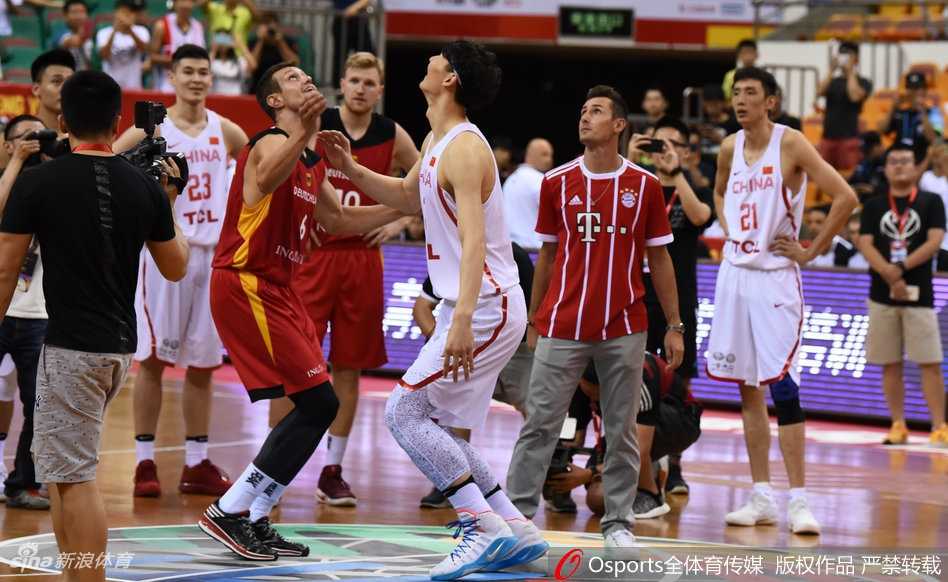 世界杯传奇“K神”跨界助阵斯坦科维奇杯 为男篮中德战开球 克洛泽面带标志性微笑步入篮球赛场,他身着一袭休闲白衣,向四周热情的观众挥手致意,仿佛将绿茵场的荣耀带到了篮球圣地。